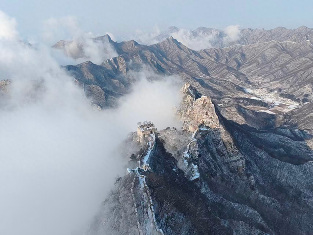 雪中箭扣长城，宛若雪龙盘旋山间