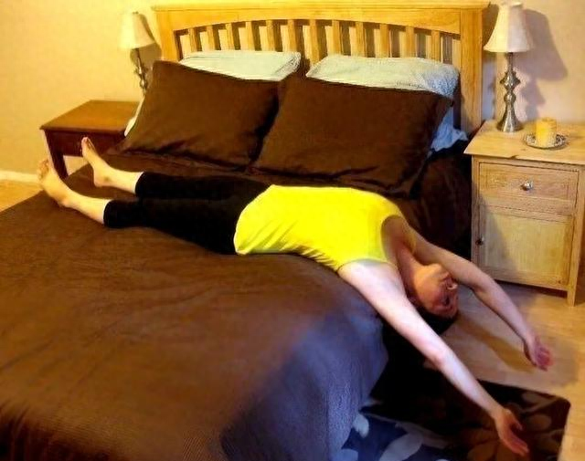 人民日报推荐的6个瑜伽动作，帮你治失眠、减压，简单有效！