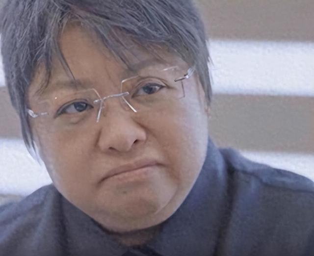 贪污上亿、假慈善？被实名举报的韩红，如今连坐椅子都成了“错”