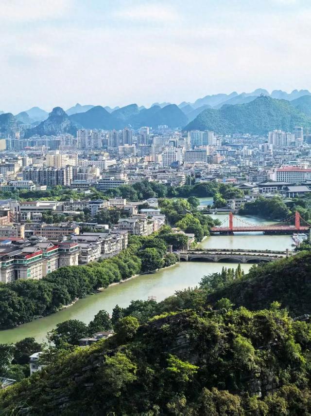 桂林：登峰尽赏满城秋！
