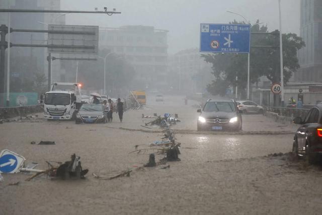 实拍北京暴雨：白昼变黑夜，狂风摇树让人捏把汗