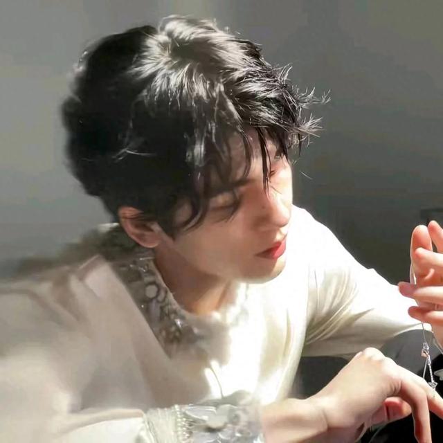 古穿今的娱乐圈耽美经典小说（纯爱 推文人设崩塌后我c位出道了古穿今作者七栖酱）