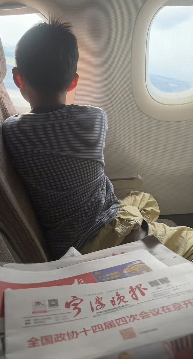 宁波知名旅行博主带31人团东非游，因中东局势滞留阿布扎比，辗转印度、新加坡转机，在飞宁波的航班上，空姐一个举动让他瞬间泪崩