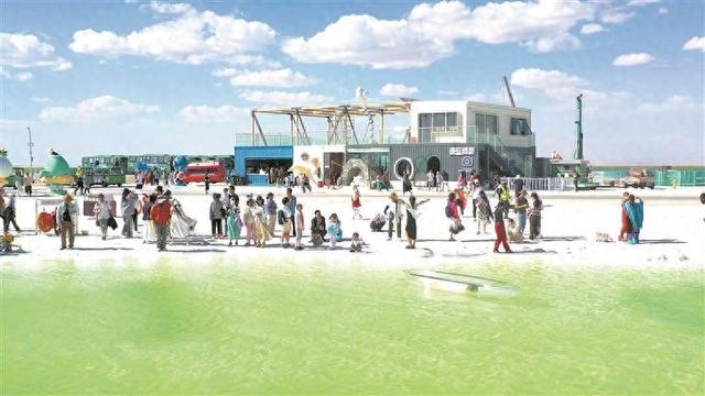 察尔汗盐湖景区年度游客量破100万人次