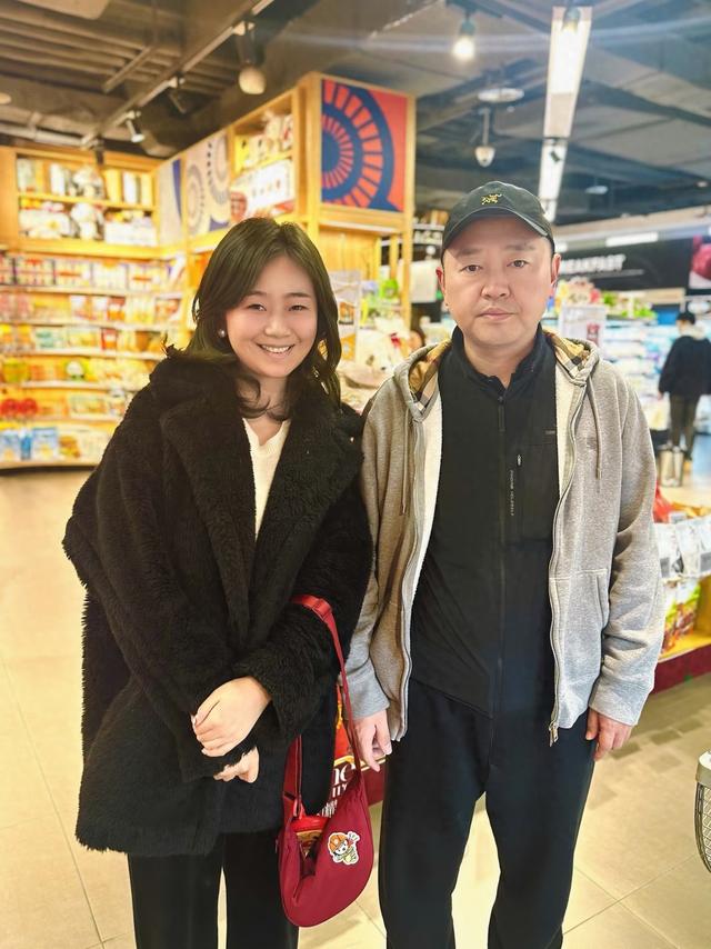 乒坛王子孔令辉被偶遇，有些发福	，仍然很帅，气质依旧！