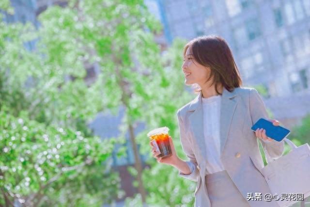 跟中年女人约会，别再搂搂抱抱了，现在流行这3种方式