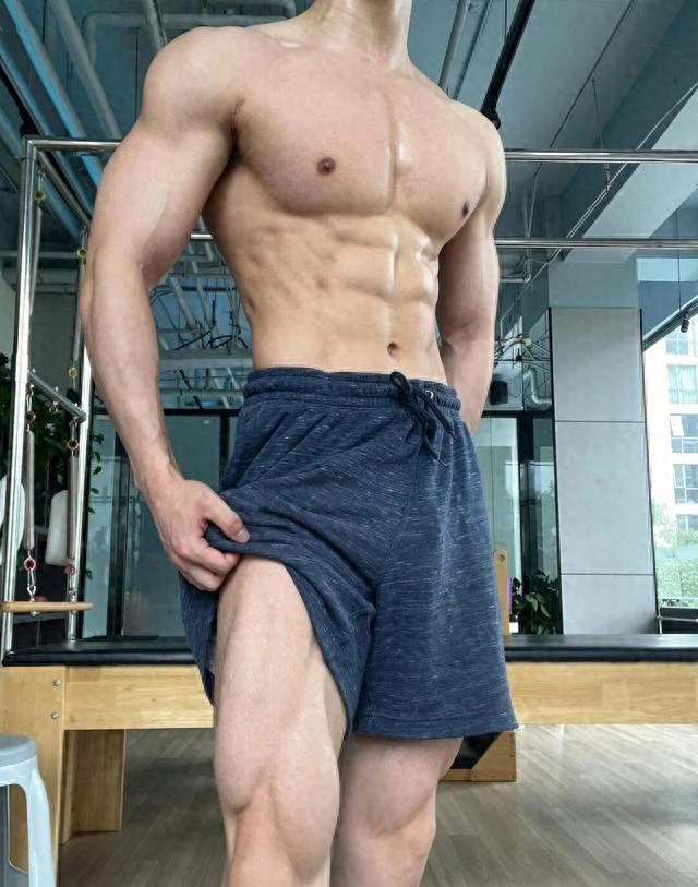 26岁北京自由健身教练，晒泵感肌肉，这身材可以制霸健身房了