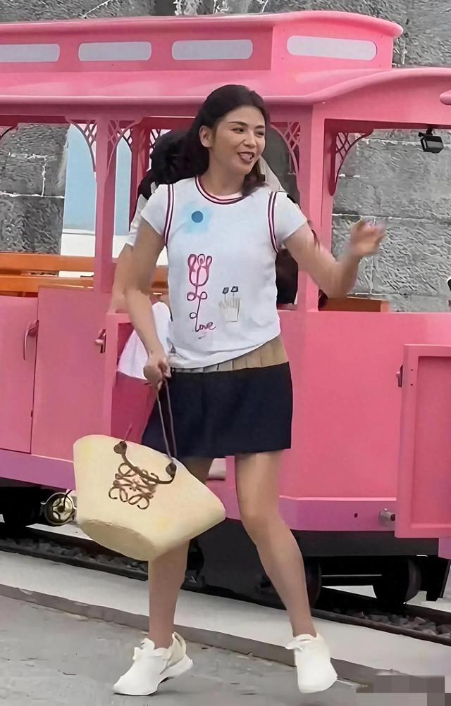 47岁刘涛三亚球场打球，身材很好但法令纹很重，曾经的女神也老了