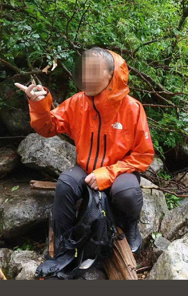 秦岭失联约半个月的驴友找到了 警方：他摔进峡谷腿受伤 凌晨被找到