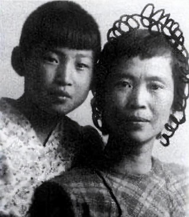 49年贺怡身亡并非意外？多年后才得知：她临死前曾看见有人举火把