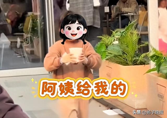 视频热传！水杯被陌生女孩一掌打翻，评论区炸锅！网友：不能忍...