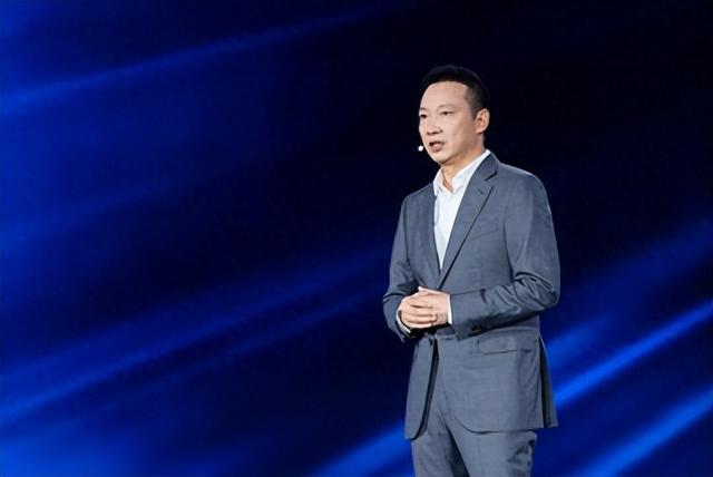 荣耀MagicOS 10定义AI OS新范式：阿尔法战略下的生态共进化革命