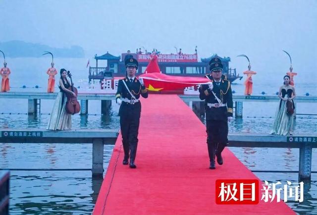 东湖游船载着国旗迎国庆，全国各地游客迎着朝阳“歌唱祖国”