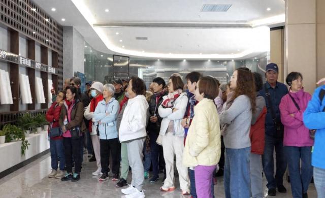 以酒为媒连黔港 匠心传韵话交融！贵州酱酒集团南明生产基地迎来香港高铁专列游客