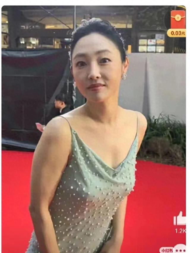 41岁白百何现身东京,她的下跨变得好大啊,脸也胖了,变化真大