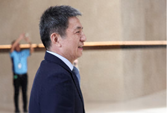 会谈5小时终于结束，李成钢微笑着出会场，用两句话总结“战果”