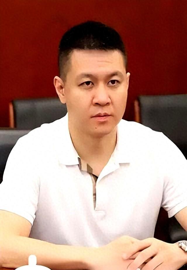 父亲是前外交部部长，妻子是阎维文女儿，他却拒绝父辈光环靠自己