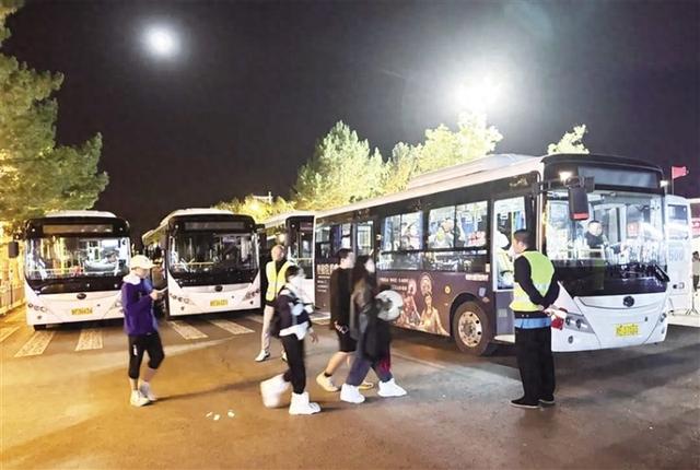 敦煌公交为星空演唱会画下暖心句点