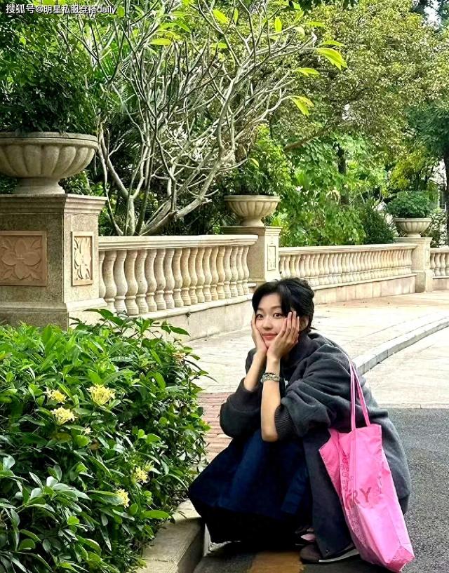 被“东北全智贤”孙千美到啦！灰色夹克搭藏蓝色半裙，尽显高级感