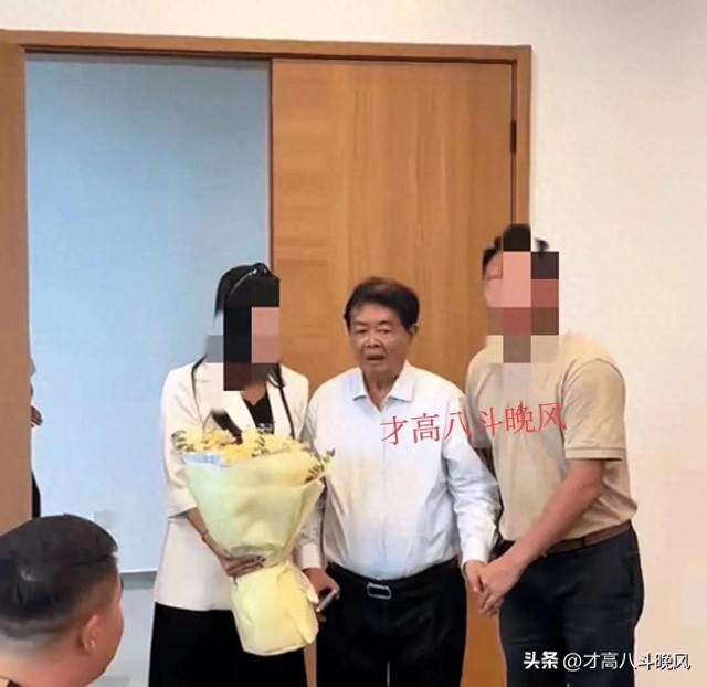 79岁曹德旺下巴尖瘦脱形，走路需人扶，遭网友误解被嘲讽时日无多