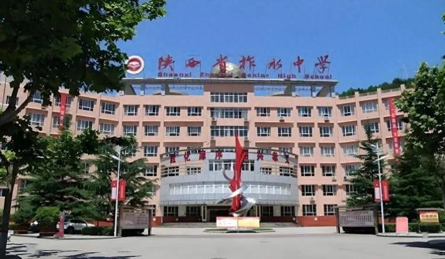 陕西一中学高一学生带手机被要求停课一个月，家长请求提前复课	，学生已收到返校通知，律师：学校有权停课！