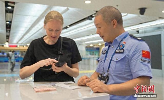 昆明机场口岸迎首批免签入境俄罗斯旅客