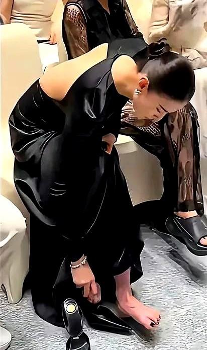 宋佳穿衣服挺大胆的，经常不按常理来，但是怎么看着又舒服又特别
