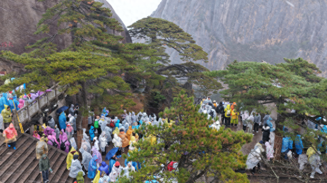 黄山风景区迎来今冬首场降雪
