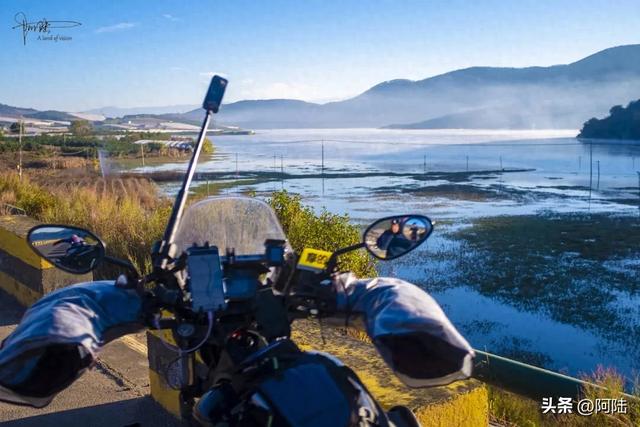 大理有个水库跟金沙江相通,风光潋滟,是本地人露营的宝藏去处