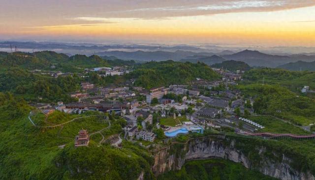 从“沉睡地下长城”到网红古镇   看万山如何“涅槃重生”→