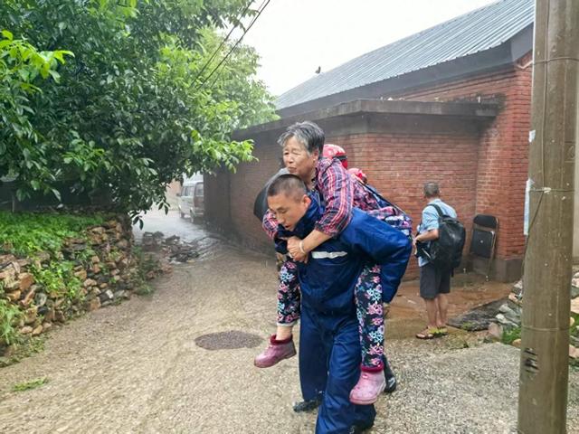 肩背手抬！密云转移被困群众，最新现场照片——