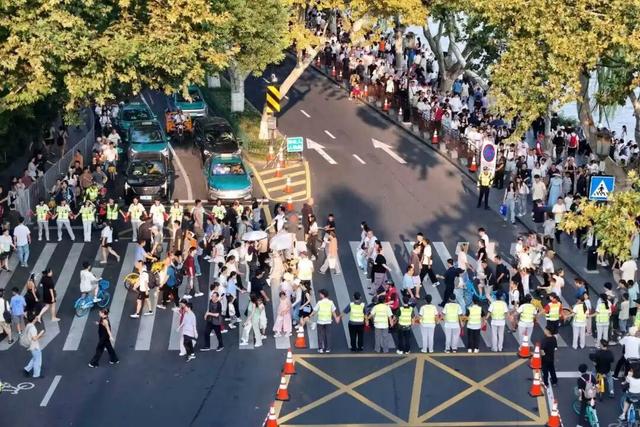 今天，杭州“顶流”景点，这一幕又出现了……