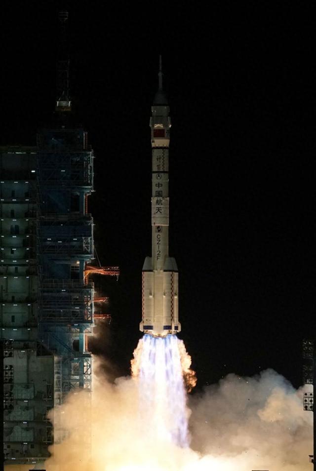 中国航天员第7次“太空会师”，3.5小时快速交会对接是如何实现的？