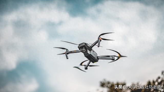 从废墟到苍穹——大疆四十年，把“不可能”写成“必须飞”