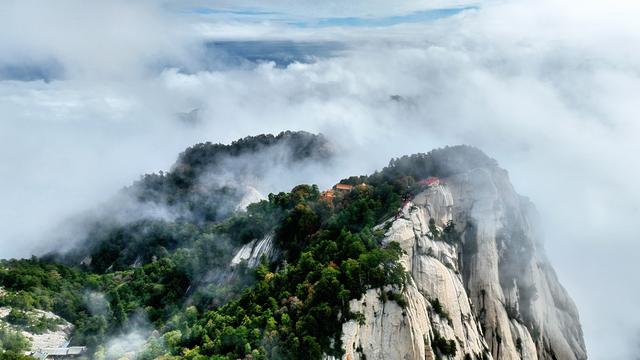雨后华山云雾绕 奇险俊秀入“仙境”