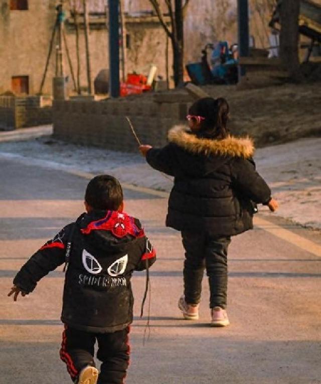 梦见抱小孩（带娃出门）