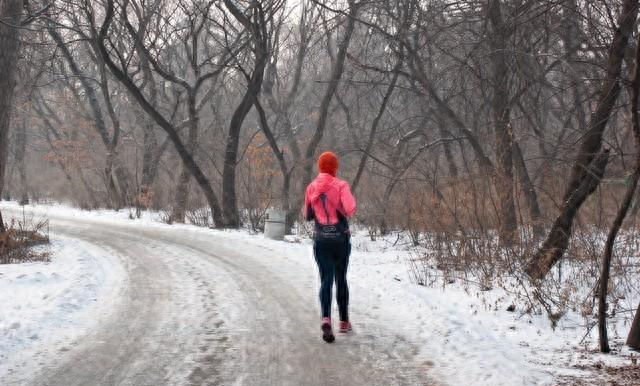 冬季晨跑科学指南：六看黄金法则助你跑过寒冬无忧！