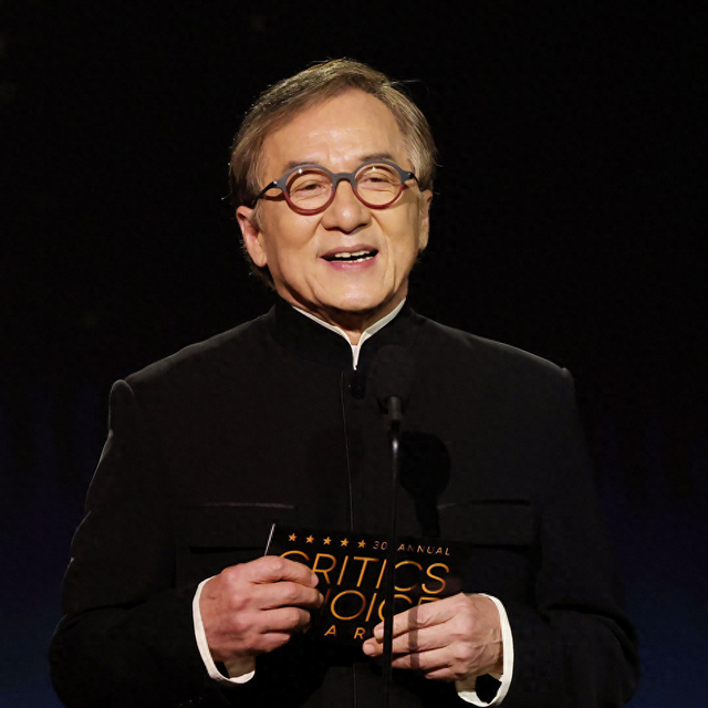 被迫去世？这次，官媒发文曝光成龙的真实现状，韩红的话有人信了