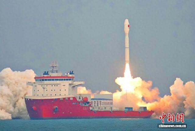 海报漫谈丨“海洋风情”与“航天科技”搭配，“来日照看火箭”成为旅行新热潮