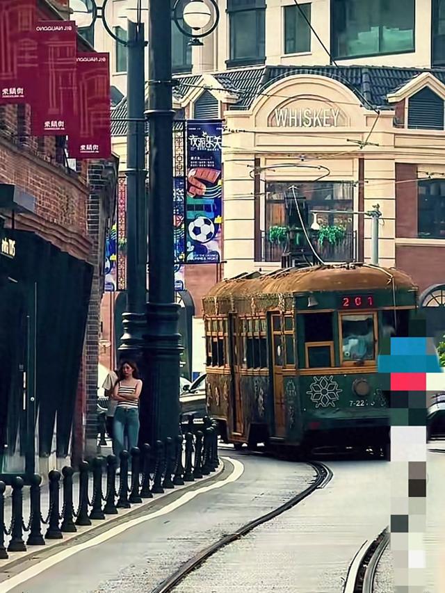 大连电车穿越东关街，不是电影民国拍摄场，是延续了一百年的真实