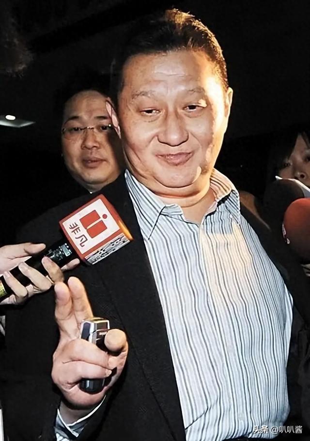 包养情人无数，娶初中同学女儿为妻，玩老婆闺蜜，嗜色如命的富豪