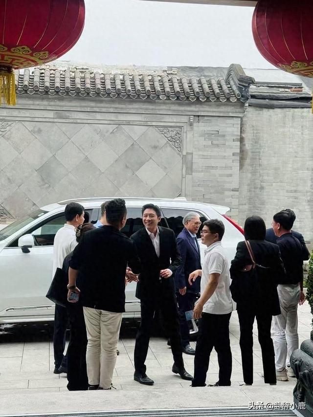 霍震霆父子三人现身北京，霍启刚温润如谦谦君子，霍启山帅气逼人