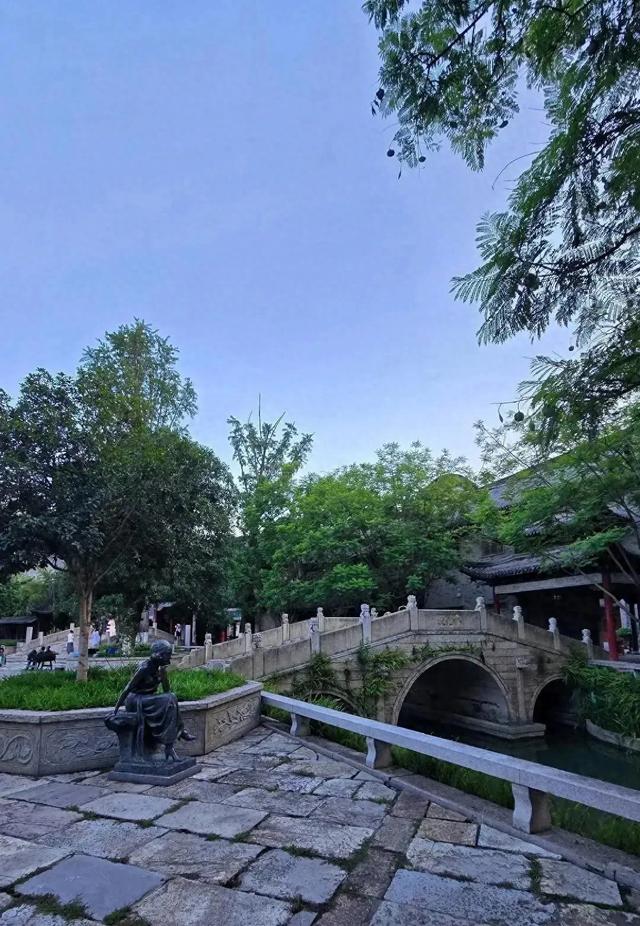 成都有一处人气低落的古镇，正处于荒废状态也不为过，太可惜了