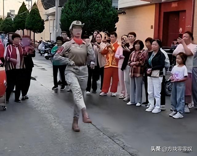 93受阅女兵参加婚礼被骂惨！网友：穿这套衣服去是几个意思？