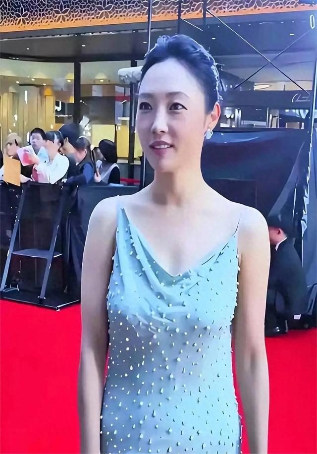 41岁白百何现身东京，她的下跨变得好大啊，脸也胖了	，变化真大