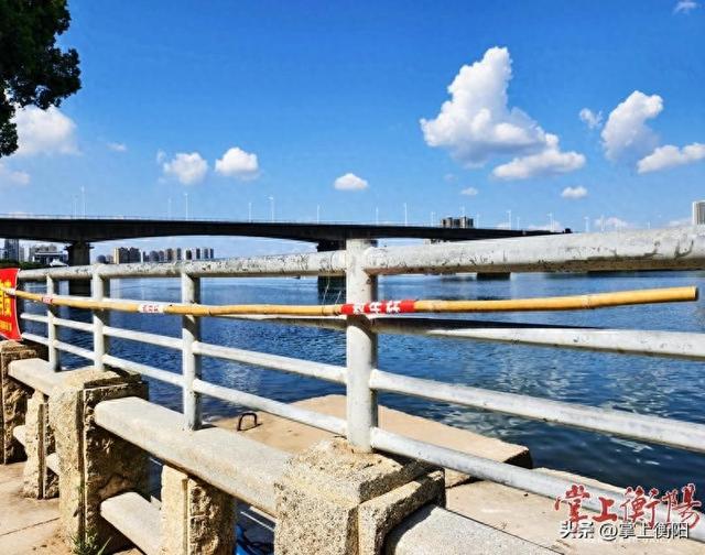 柴埠门码头亲水平台添置防溺水救生杆
