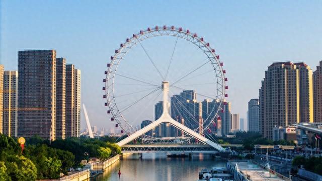 当寒日的阳光普照海河两岸