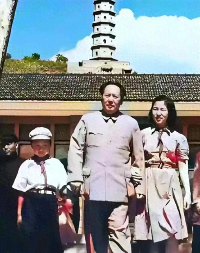 我非常喜欢主席的这张照片，慈眉善目，手牵着两个小棉袄回家