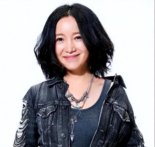 她连上5次春晚，私下却和恩师同居怀孕被骗流产，今57岁依然单身