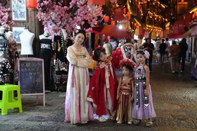 昭通威信七夕夜市启幕 文旅消费添动能​